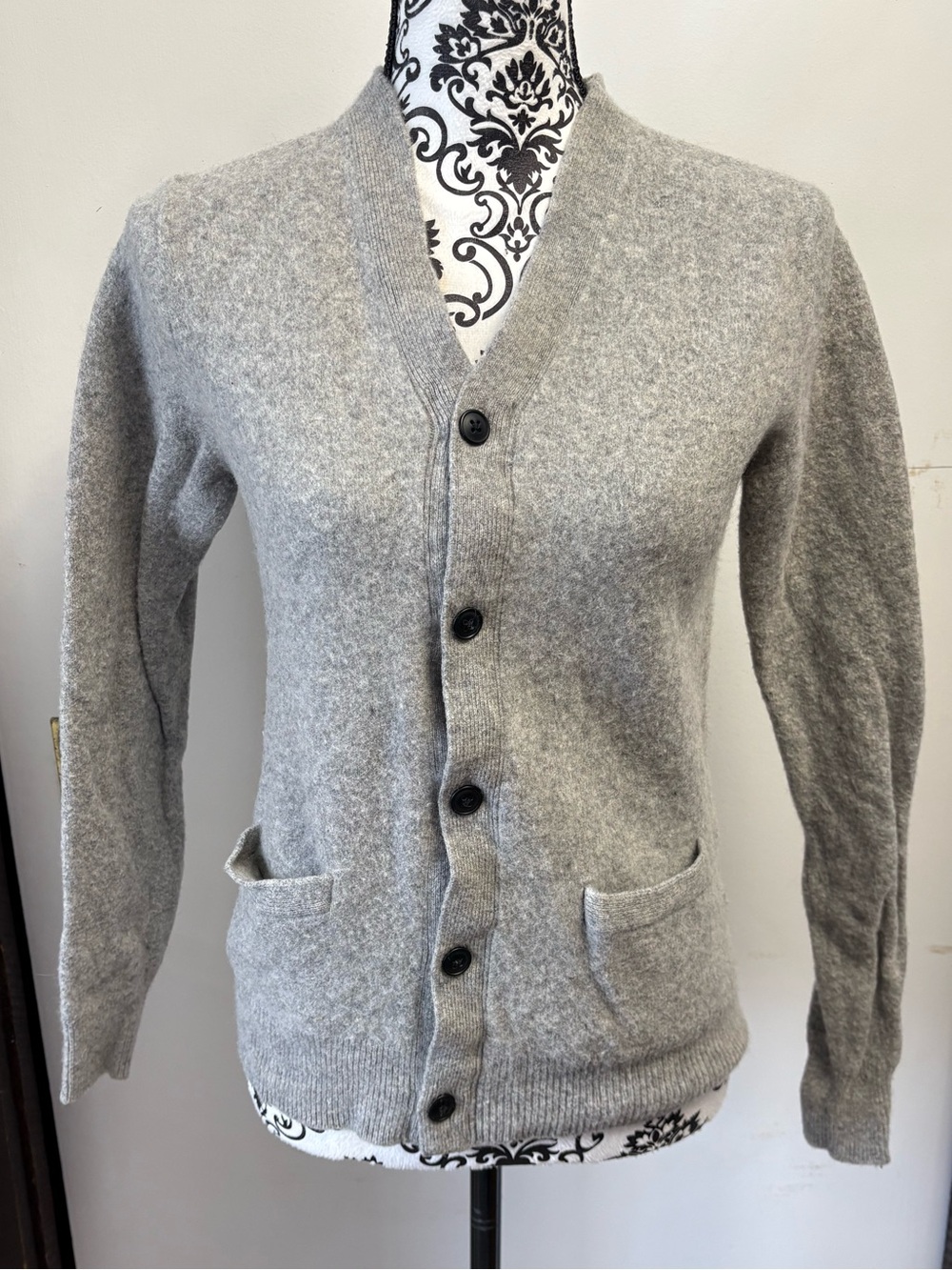 Uniqlo Light Gray Men's 100% Wool V-Neck Button Cardigan Sweater, Size Medium